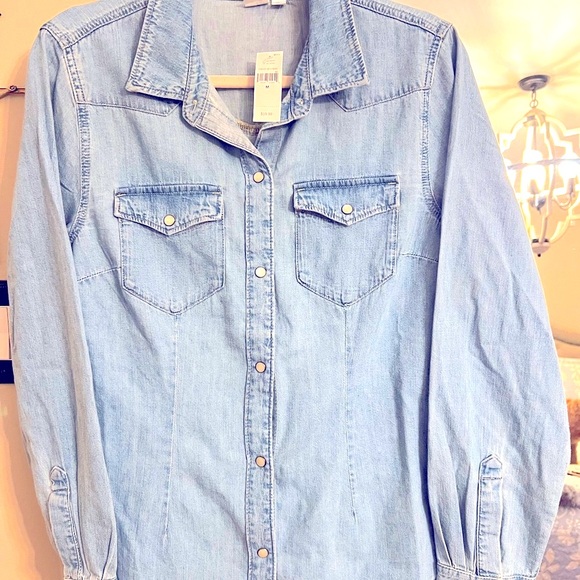 NWT GAP Women’s Denim Shirt w/ Pearl Snaps! - Picture 6 of 13